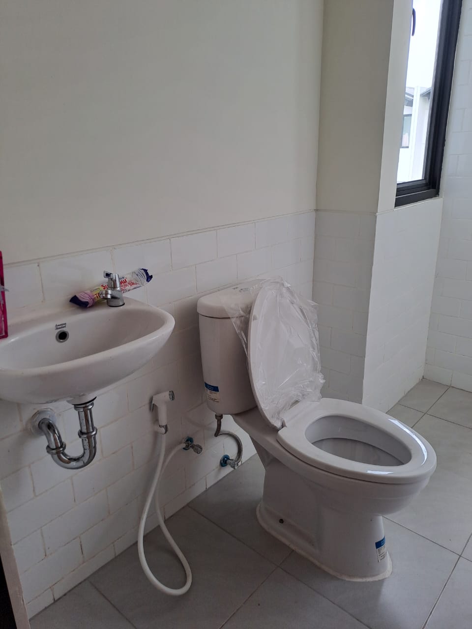Rumah Disewakan di Cluster Uptown Lippo Cikarang